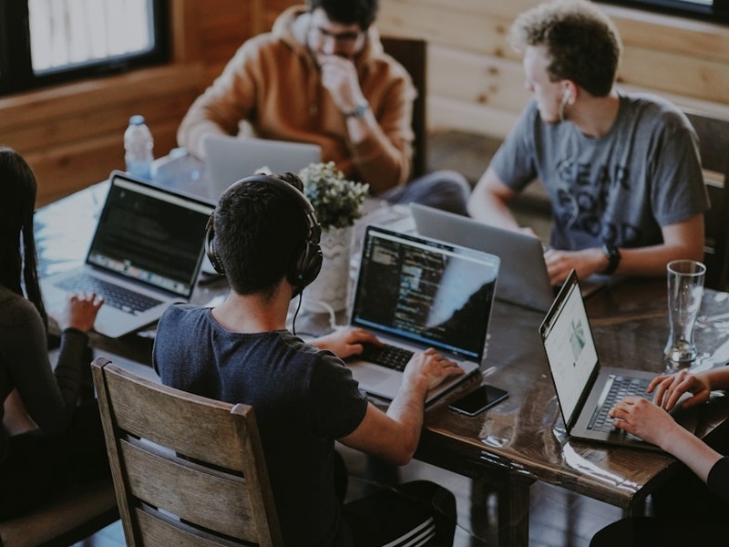 Büyüme metriklerini inceleyen danışmanlar